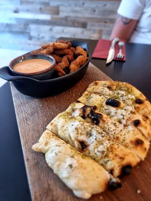 Garlic bread and mushwings at Plant A Pizza in Ghent