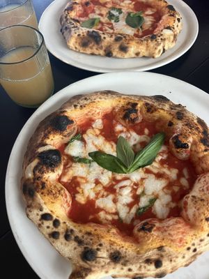 Menú infantil - pizza Margarita pequeña y zumo de manzana  at Plant A Pizza in Ghent