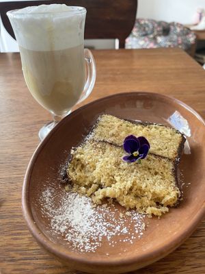Vega ice coffee and vegan cake  at Catfetín in Cusco