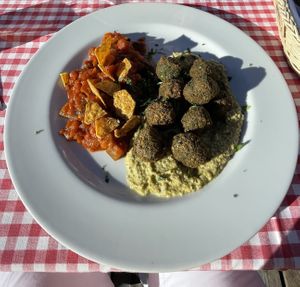 Spinatfalafel mit Ratatouille und Olivenhummus  at Fuxägufer in Davos Platz