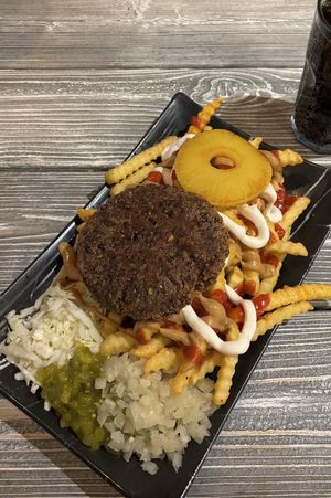 Vegaanigrillilautanen. Grillimausteella ja suolalla sopivasti maustetut ranskalaiset kaikilla mausteilla 👌🏼 mustapapupihvillä! Oli hyvää!   at Eepin Grilli in Mikkeli