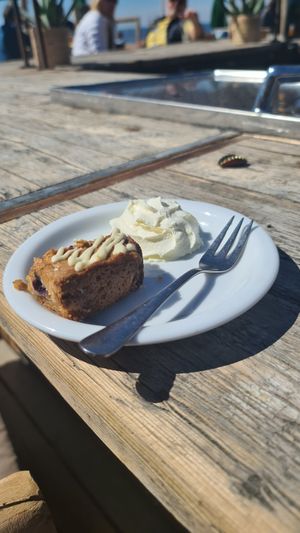 Vegan Blondie served with Cow's milk-cream 😵‍💫👎 at B.E.A.C.H. in Noordwijk