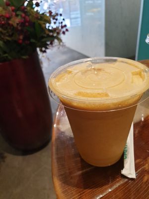 Smoothie with pollen at Base V Juicery - Via dei Neri in Florence