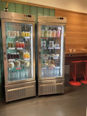 Already prepared fruit, juices, wraps etc. at Base V Juicery - Via dei Neri in Florence