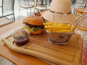 Burger 🤪 at Cocopazzo in Omis