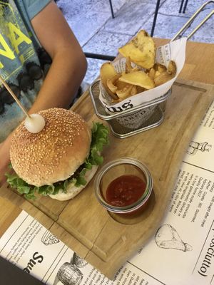 Vegi burger at Cocopazzo in Omis