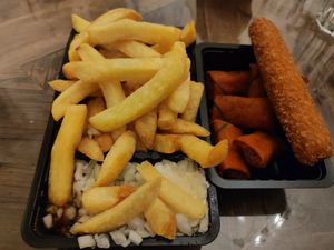 Frietje speciaal, kipkorn, vlammetjes at Snackpoint De Gans in Goes