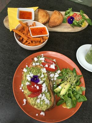 Samosas, sweet potato fries and avocado toast with vegan cheese at Het Koffiepand in Middelburg