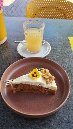 Vegan carrotcake with gingertea from Gimber at Het Koffiepand in Middelburg