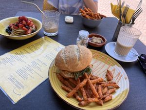 Zeewierburger met zoete aardappel friet. Dochter had panaches, die ook vegan te krijgen zijn. Bijna alle gerechten zijn vegan. Echt een aanrader!  at Het Koffiepand in Middelburg