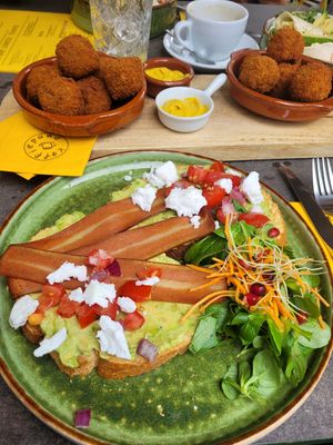 Smashed avo with vegan feta and bacon + vegan bitterballen at Het Koffiepand in Middelburg