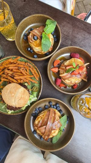 Vegan pannenkoekjes met spek!! En jalapeño burger met zoete aardappelfrietjes:) at Het Koffiepand in Middelburg