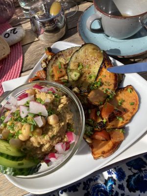 Hummus und Grillgemüse   at Cafe Caro  in Aschaffenburg