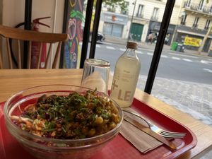 Bol vegan avec légumes et haricots au curry. Très bon!   at Le Crémieux in Paris