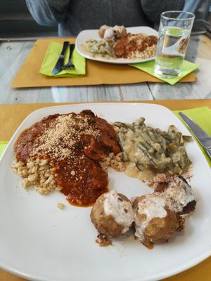 Il pomodoro acidulo e la salsa dei fagiolini, troppo densa, buone le polpettine. at Bianconiglio Bistrot in Bellinzona