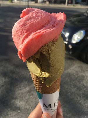 Strawberry and pistacchio at Mú Gelato Italiano in Lisbon