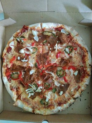 Kebabi pitsa at Mega Hea Pizza in Tallinn