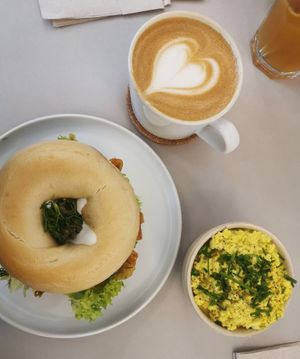 Bagel mit Karottenlachs und Kapern, dazu Tofu-Rührei. // Latte Macchiato at Plant Base in Berlin