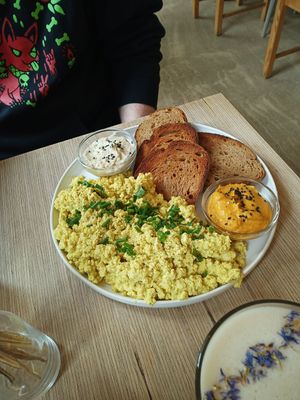 Tofu scramble (option 2, with dip and extra bread) at Plant Base in Berlin