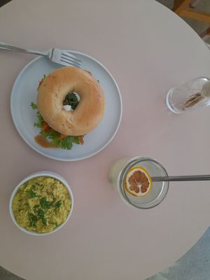 "Salmon" bagle, scrambled tofu & lemonade at Plant Base in Berlin