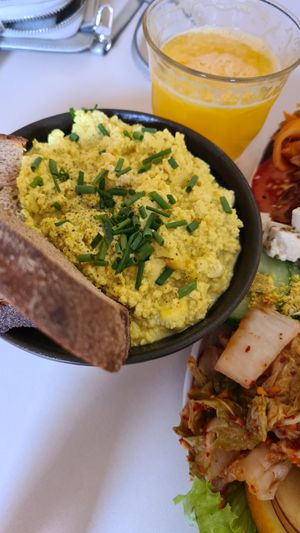 Vegan scrambled eggs at Plant Base in Berlin