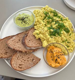 Tofu scramble mit zwei aufstrichen   at Plant Base in Berlin