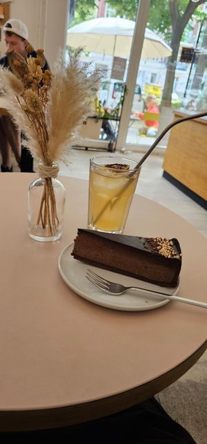 Home made ice tea + double chocolade cheesecake at Plant Base in Berlin