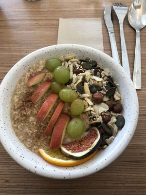 Apple cinnamon oatmeal perfection  at Plant Base in Berlin
