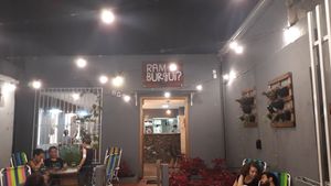 Fachada iluminada muito fofa at Ramburgui? in Curitiba