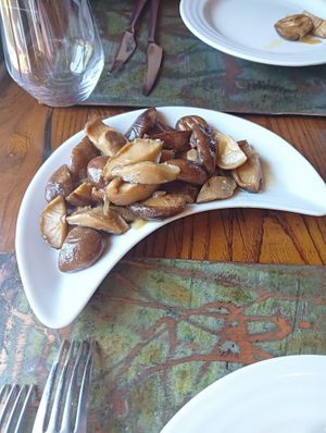 Cogumelos shitake salteados at Montanha in Caramulo