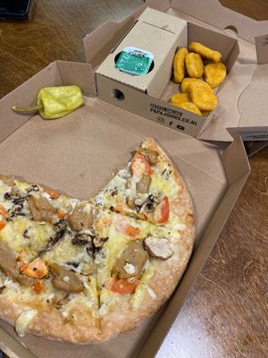 Vegan chicken pizza and nuggets 🌱🍕   at Papa John's in Hoofddorp