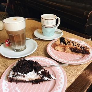 vegan dirty chai latte + vegan hot chocolate with our cakes  at Signor Verde in Cologne