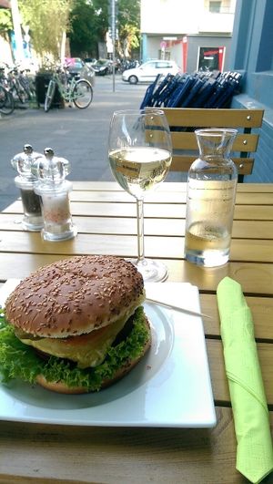 Hawaiian burger and wine at Signor Verde in Cologne