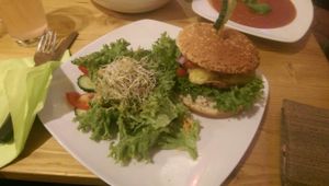 (no) Cheeseburger mit Beilagensalat  at Signor Verde in Cologne
