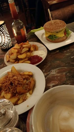 Chili-Cheese-Fries, Wedges und Burger at Signor Verde in Cologne
