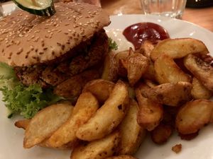 burger n fries at Signor Verde in Cologne