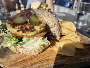 Hamburguesa vegana con yuka frita  at Portovello in Ourense