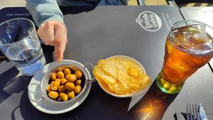 Olivas y patatas fritas at Portovello in Ourense