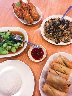 Fried chicken, spring rolls and fried nori rice at Jiu Jiu Fu in Ipoh