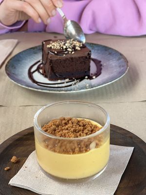 Natillas y tarta chocolate (vegan)  at Dorothy's Veggie Bistro in La Cueva