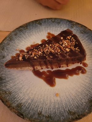 Tarta twix vegana at Dorothy's Veggie Bistro in La Cueva