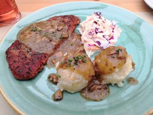Filete salisbury at Dorothy's Veggie Bistro in La Cueva
