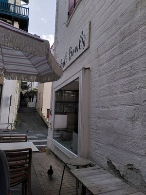 Bali bowls outdoor seating at Bali Bowls 2 in Biarritz