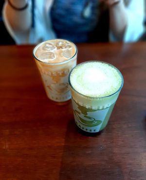 Macadamia Latte & Matcha mit Kokosmilch und Erdbeersirup at Einstein Kaffee in Berlin