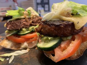 Hamburguesa de Heura 100% vegana: tomate, calabacín, lechuga, cebolla frita y con queso y mahonesa vegana  at Lolín Cafe in Badalona