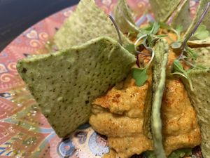Humus de lentejas rojas y boniato con chips de guacamole, vegano, sin gluten. at Lolín Cafe in Badalona