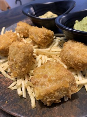 Nuguets (proteína de guisantes) con veganesa de manzana y guacamole at Lolín Cafe in Badalona