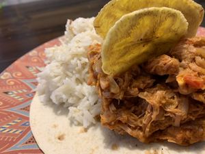 Ropa Vieja (plato cubano) de Jackfruit con arroz y chips de plátano, sin gluten at Lolín Cafe in Badalona