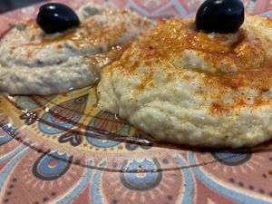 Duo de humus: con olivas negras y el original at Lolín Cafe in Badalona