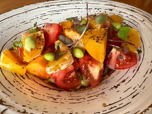 No-Es-Ensalada: humus guacamole, tomate, papaya, naranja y edamame   at Lolín Cafe in Badalona